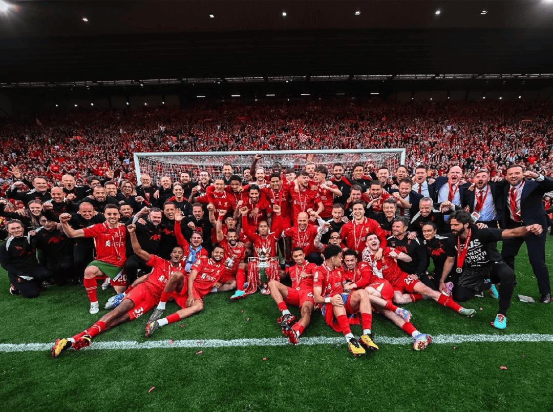 “罗马队友基情互动”，德罗西赛后新闻发布会被哲科亲吻