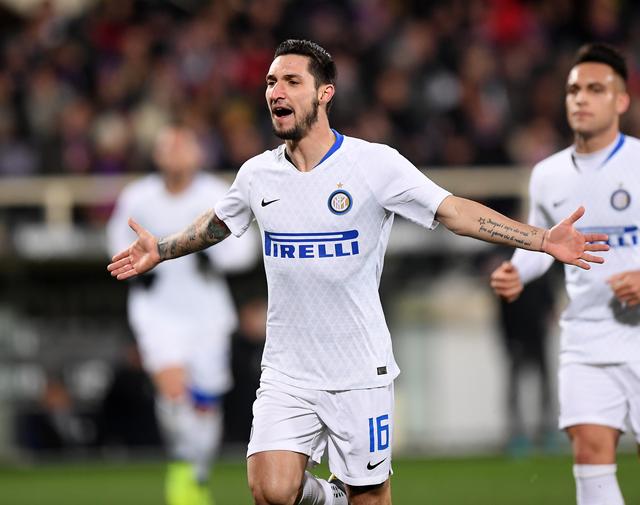 斯洛特执教利物浦遭遇挑战，进攻防守问题突出，萨拉赫争议，压力倍增。