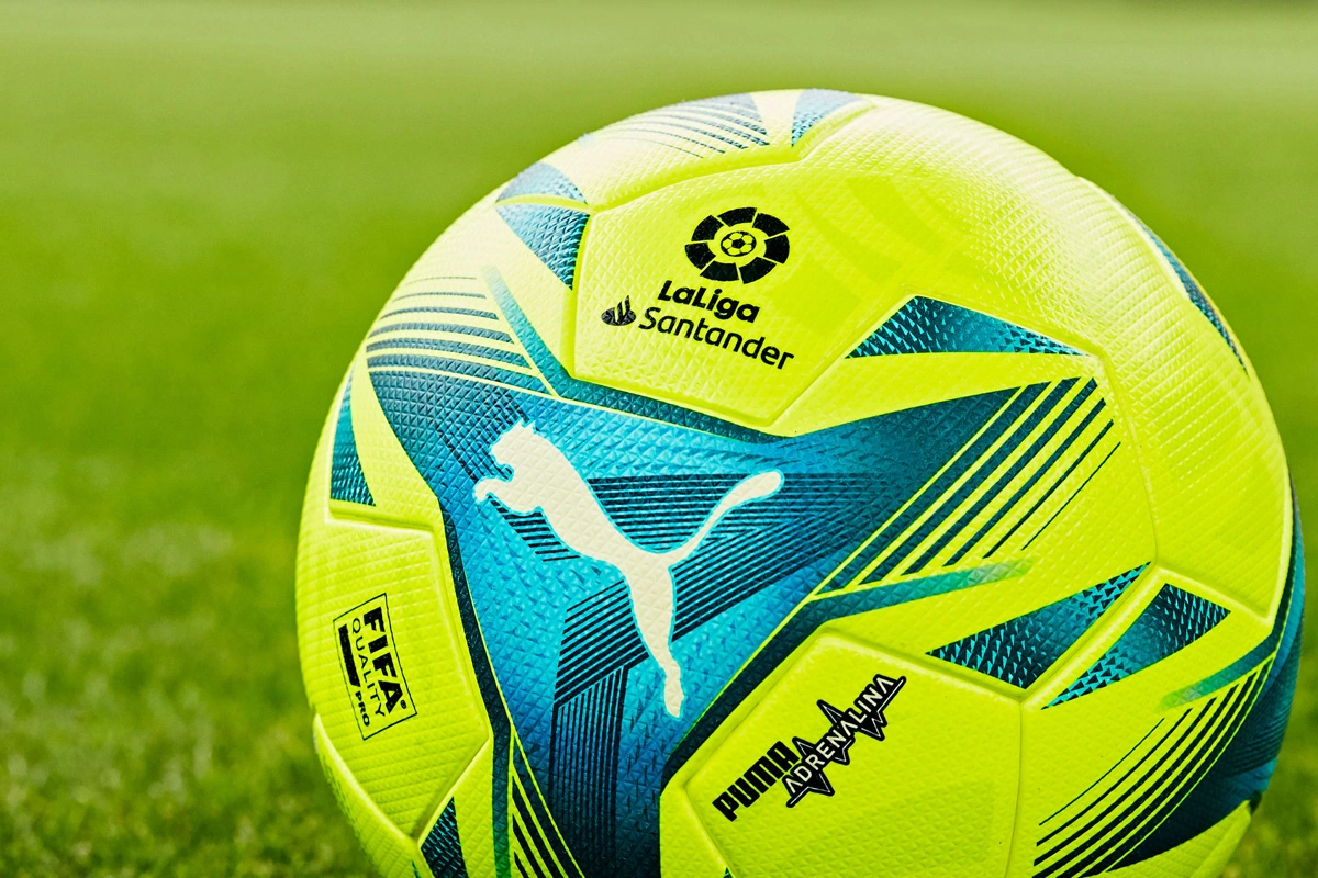 女生打高尔夫打中野鸭，鸭在湖中走，高尔夫从天上来