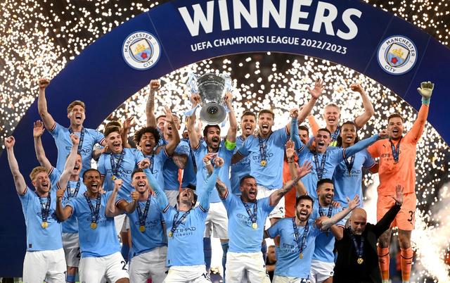 国脚中场精准传球，撕开对手防线