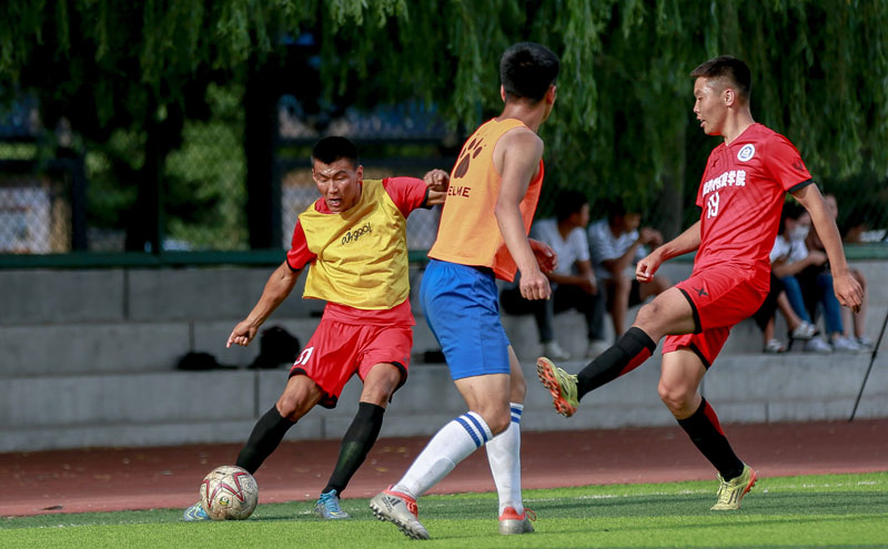 积雪已覆盖球场，加拿大联赛球员在雪战中完成潇洒倒钩得分