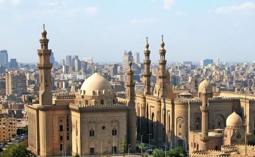 上海海港为备战三线作战，大范围调整阵容，清洗后防线，加强进攻，提升整体竞争力。